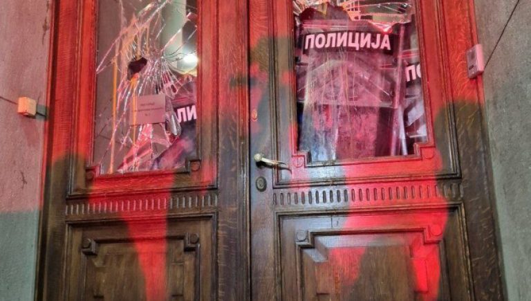 Протесты в Сербии: новые акции и попытка штурма мэрии Белграда