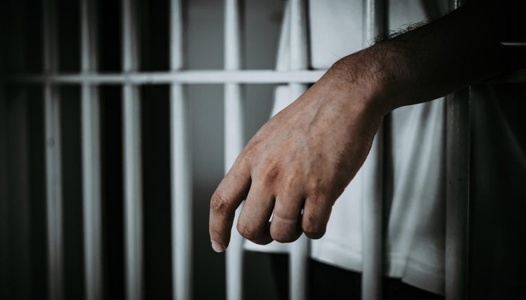 За нападение и преследование бывшей жены мужчину приговорили к 2,5 годам лишения свободы