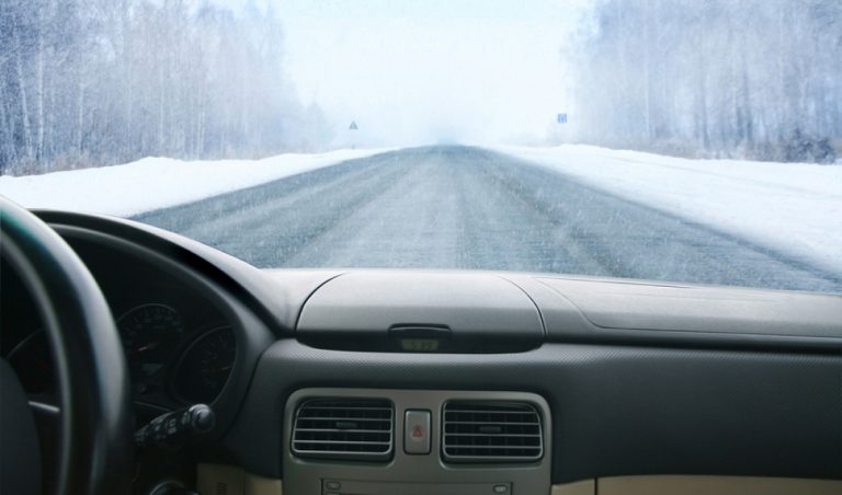 Автоводителей просят быть осторожнее: в Курземе, Земгале и Видземе на дорогах гололед