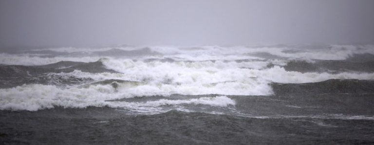 ВМС Латвии в Балтийском море эвакуировали с грузового судна заболевшего человека