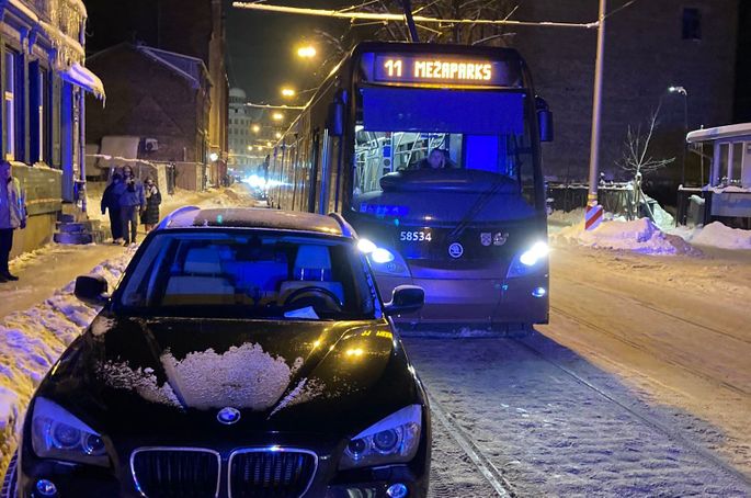На улице Миера запрещена стоянка автомобилей