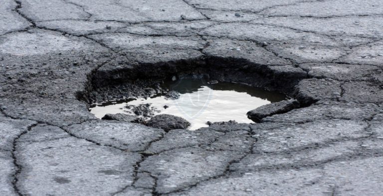 Осторожно, выбоины на дорогах: в опасных случаях рижан просят звонить по дежурному телефону