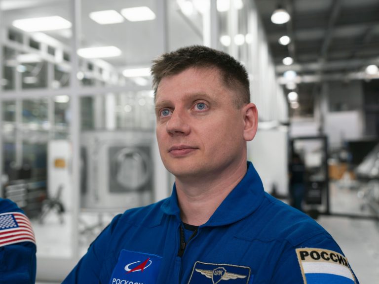 Космонавт Александр Гребенкин летит в космос на ракете Илона Маска