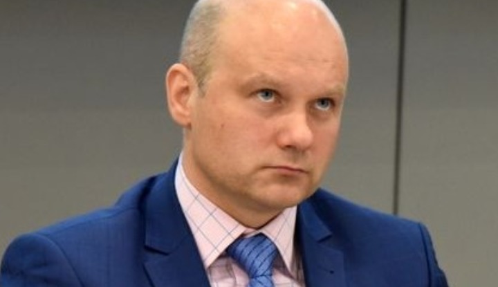 Уволенный советник директора Риги заявил о политической мести и обратился в суд