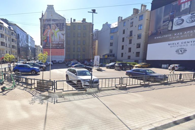 На месте парковки на углу Бривибас и Дзирнаву построят магазины и рестораны