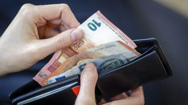С начала года минимальная зарплата в Латвии увеличена до 700 евро