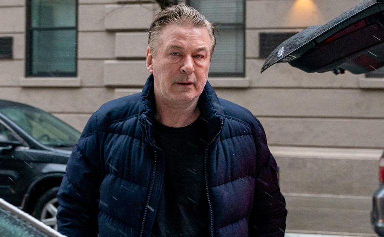 Алека Болдуина обвинили в непредумышленном убийстве оператора Галины Хатчинс