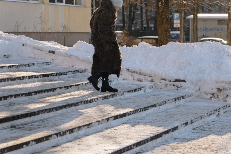 Сильный ветер, осадки и гололед — погода на понедельник