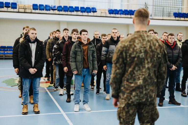 Итоги жеребьевки СГО: больше всего повесток в армию получат призывники из Риги, Даугавпилса, Лиепаи, Огре, Тукумса и Юрмалы