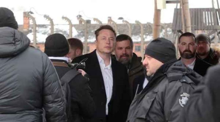 Илон Маск посетил бывший лагерь смерти Освенцим