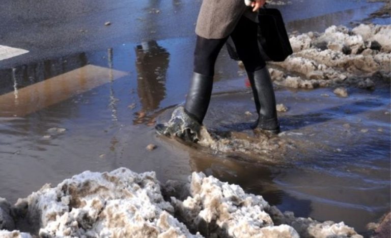 Во время оттепели в Риге происходит откачка воды из луж