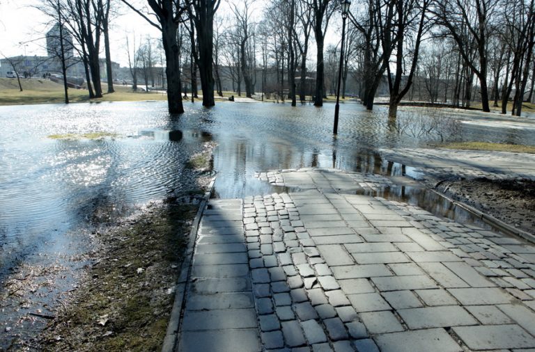 Уровень воды в реках Курземе растет быстрее — объявлено желтое предупреждение