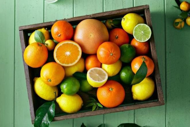 Свежие помидоры другие продукты, которые специалисты не рекомендуют смешивать с алкоголем