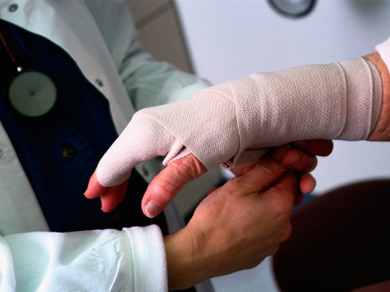 В больницы поступают пациенты с обморожениями. Медики просят быть осторожными