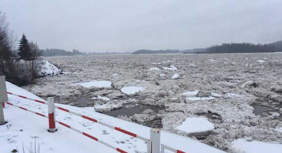 В Плявиньском водохранилище растет ледовый затор — есть угроза наводнения