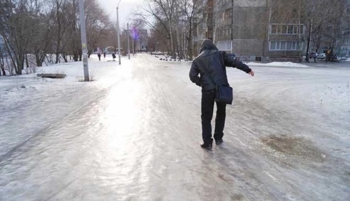 Осторожно: гололёд! Идёт обработка дорог по всей Латвии
