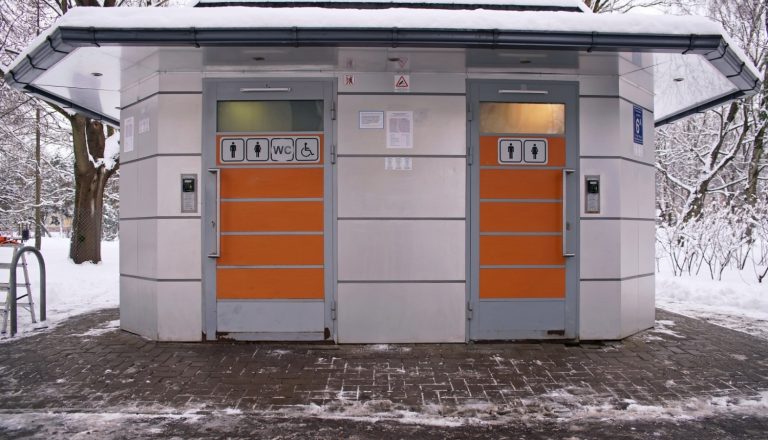 Только по банковской карточке — в Риге устанавливают POS-терминалы в общественных туалетах