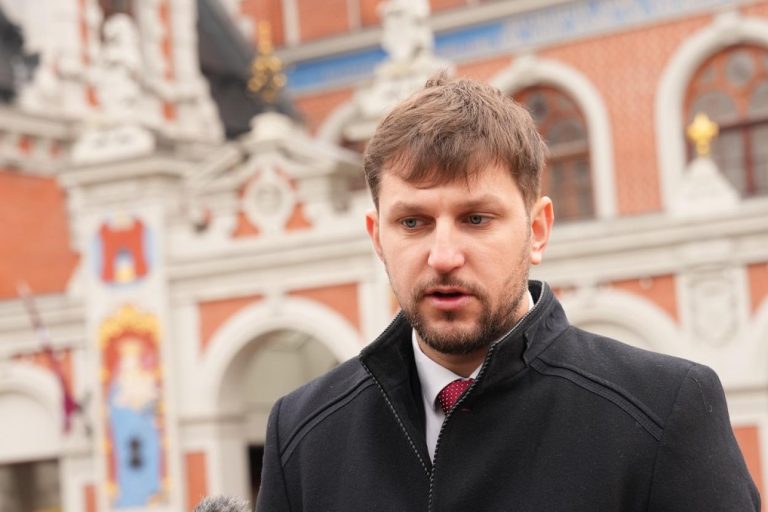 KNAB подозревает и.о. главы департамента Рижской думы в предложении взятки