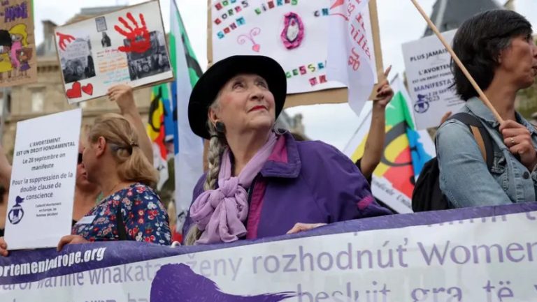 Аборт во Франции станет конституционным правом