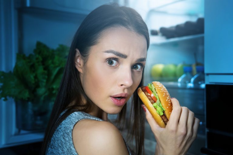 Здоровый перекус перед сном: список продуктов, одобренных тренером