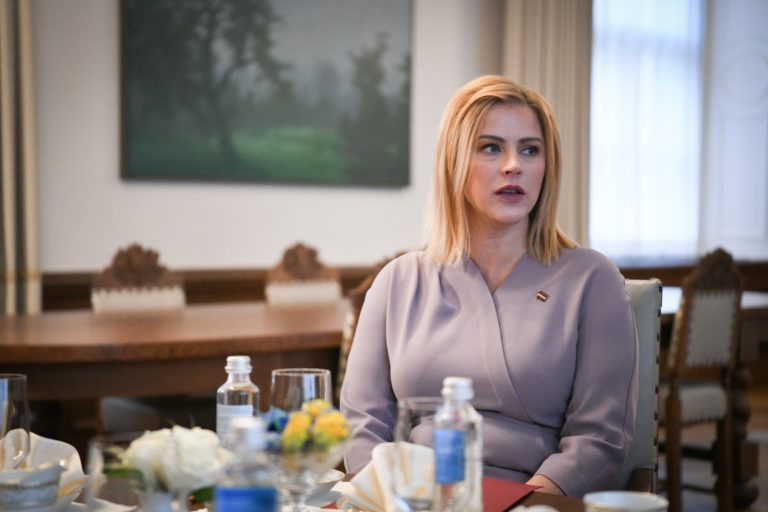 Премьер-министр Силиня заступилась за министра сообщения Бришкенса
