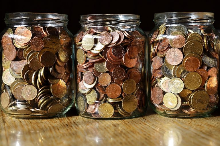 Статистика: 40% населения Латвии откладывают наличные деньги