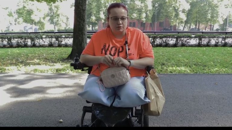 Кристина Недял потеряла ноги при взрыве. В Латвии открыт сбор средств на протезы