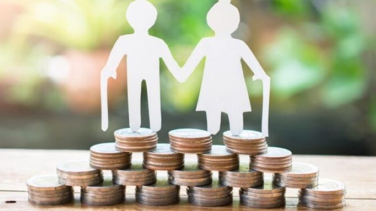 Большинство жителей Латвии не хочет работать на пенсии, а половина мечтает путешествовать