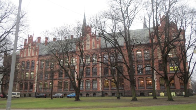 LTV: студентки Латвийской академии художеств обвинили преподавателя в домогательствах