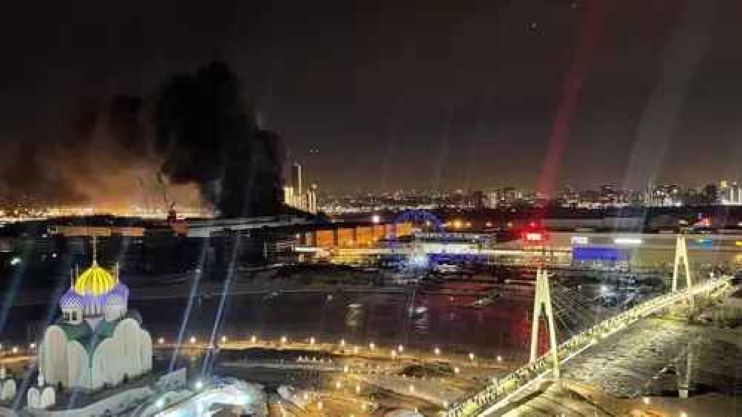 UPD: Теракт в «Крокус Сити холл»: Огонь охватил треть комплекса. На место ЧП направлено 50 бригад медиков