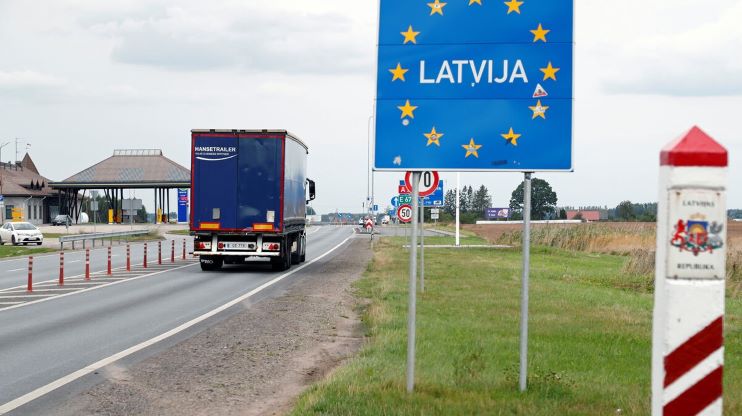 Автобус из Риги в Петербург простоял на границе более 12 часов. Пассажиров отправляют на дополнительную проверку