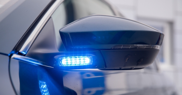 Поезд на переезде в районе Добеле сбил машину Porsche
