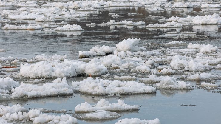 Ледоход продолжается. Но ситуация в Плявиньском водохранилище улучшилась