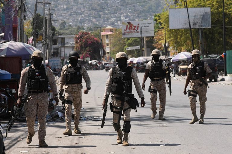 В Гаити вооруженные боевики напали на полицию и президентский дворец
