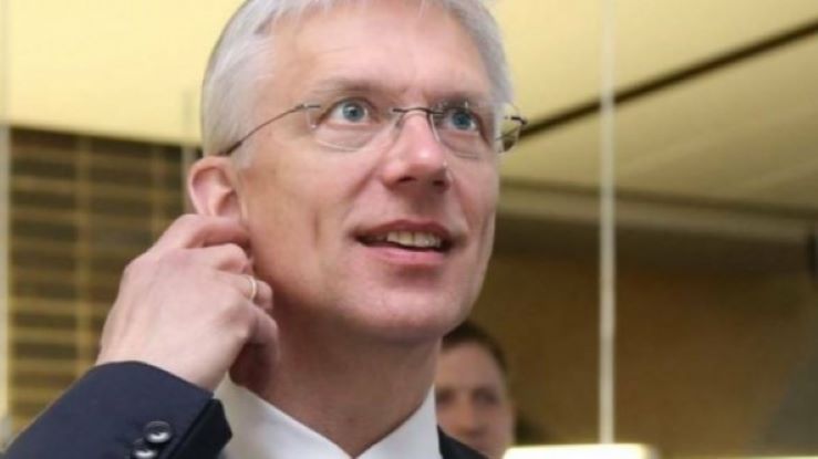 Политолог: после отчета Госконтроля о спецрейсах политическая карьера Кариньша завершилась
