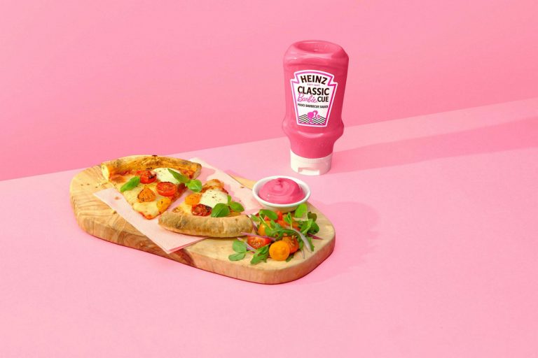 Очень limited edition: компания Heinz выпустили ярко-розовый соус BARBIEcue