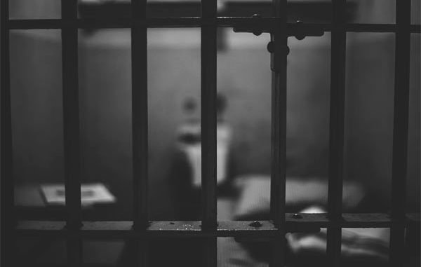 Еще одного отца приговорили к пожизненному заключению по делу за изнасилование своей несовершеннолетней дочери
