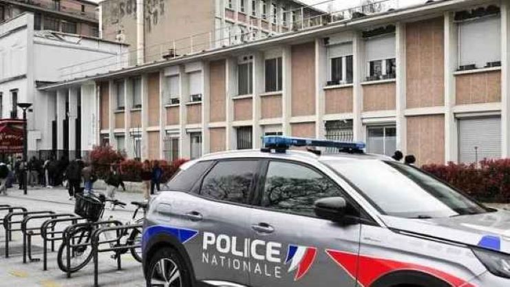 Стали известны подробности о мужчине, напавшем с ножом на школьниц во Франции