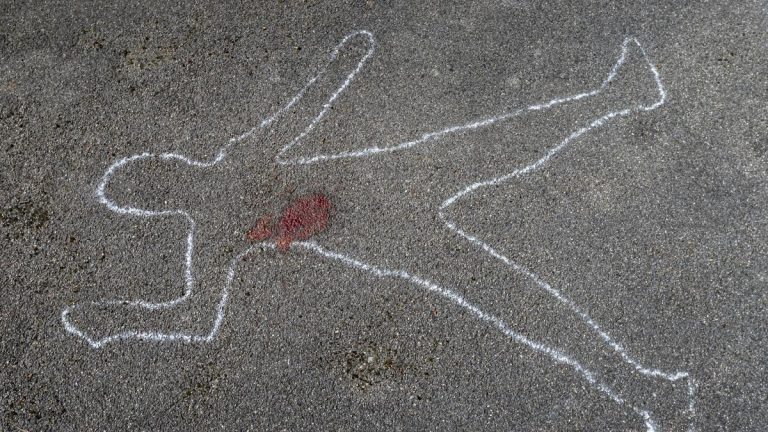 Под окнами дома в Вецмилгрависе найден труп мужчины (ФОТО)