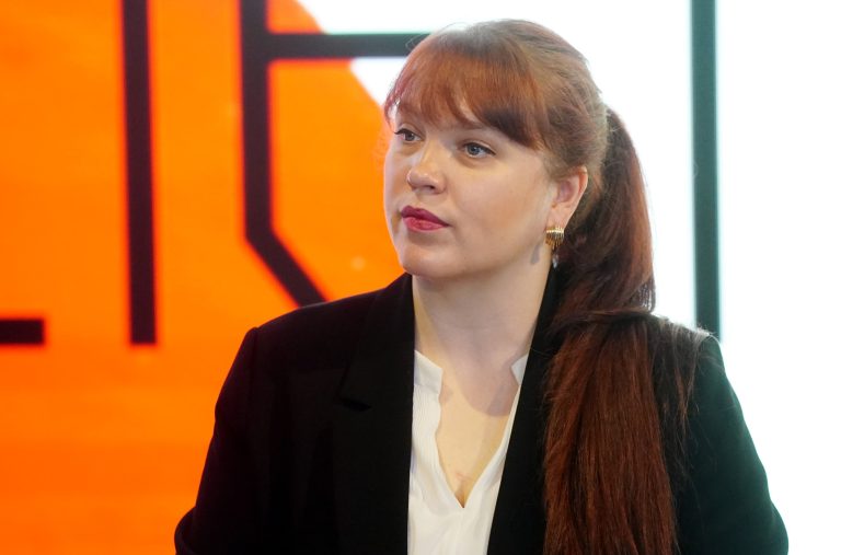 Скандал: «Полиция моды» из соцсетей раскритиковала наряд министра культуры Латвии