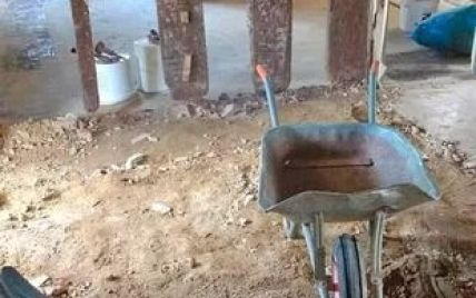 Семейная пара во время ремонта раскопала пол на кухне и нашла сумму денег, которая изменила их жизнь
