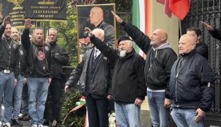 Итальянцы салютуют фашизму в годовщину казни Муссолини