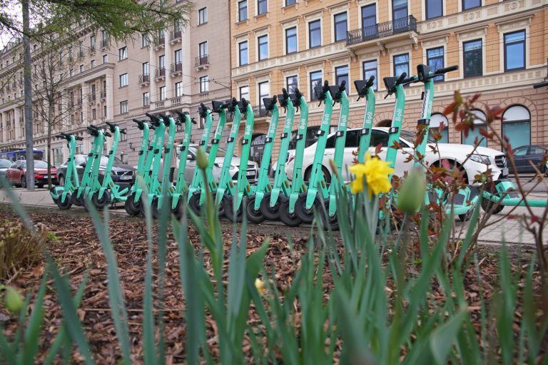 С завтрашнего дня в Риге вступают в силу новые ограничения для электроскутеров