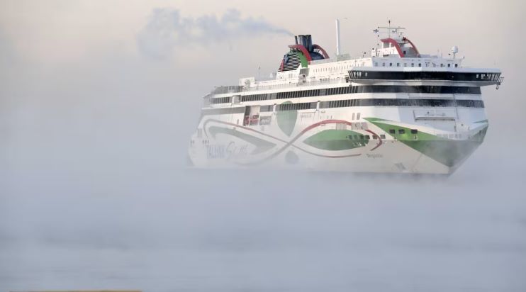 В Хельсинки пассажирский паром Tallink из-за сильного ветра врезался в пристань
