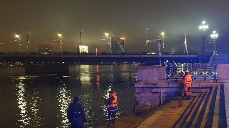 Недалеко от Каменного моста легковой автомобиль съехал с проезжей части и упал в реку