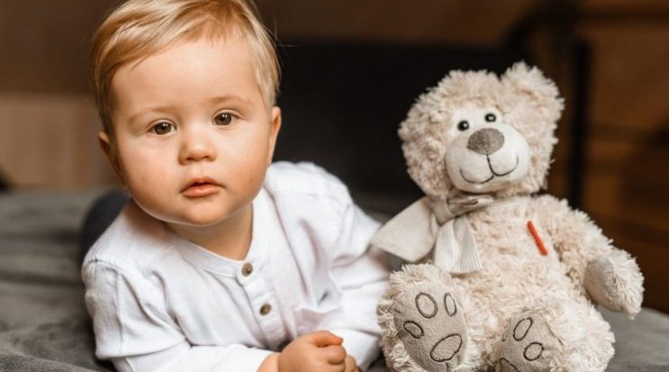 «Зеленая лампа»: 2-летнему Роберту нужна помощь в лечении редкого генетического заболевания