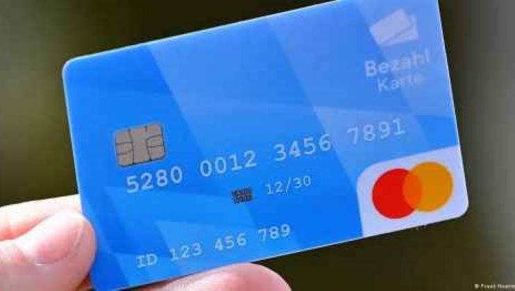 Германия ввела специальные платежные карты для беженцев. Снять деньги с них невозможно