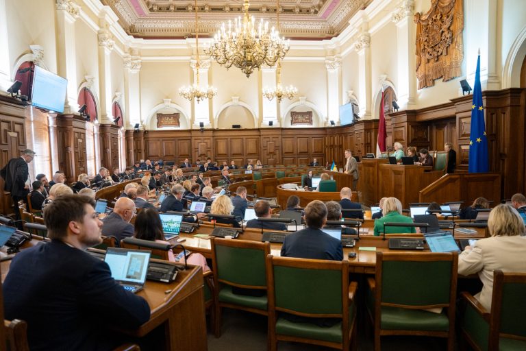 Рейтинги партий в апреле:  в лидерах Нацобъединение и СЗК