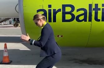 Рилс с танцующей стюардессой airbaltic собрал больше 100 тыс просмотров