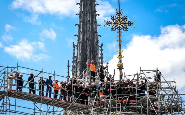 На соборе Парижской Богоматери после пожара снова установлен крест